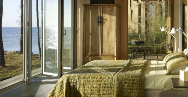 Kamar tidur utama dengan jendela besar menghadap kebun